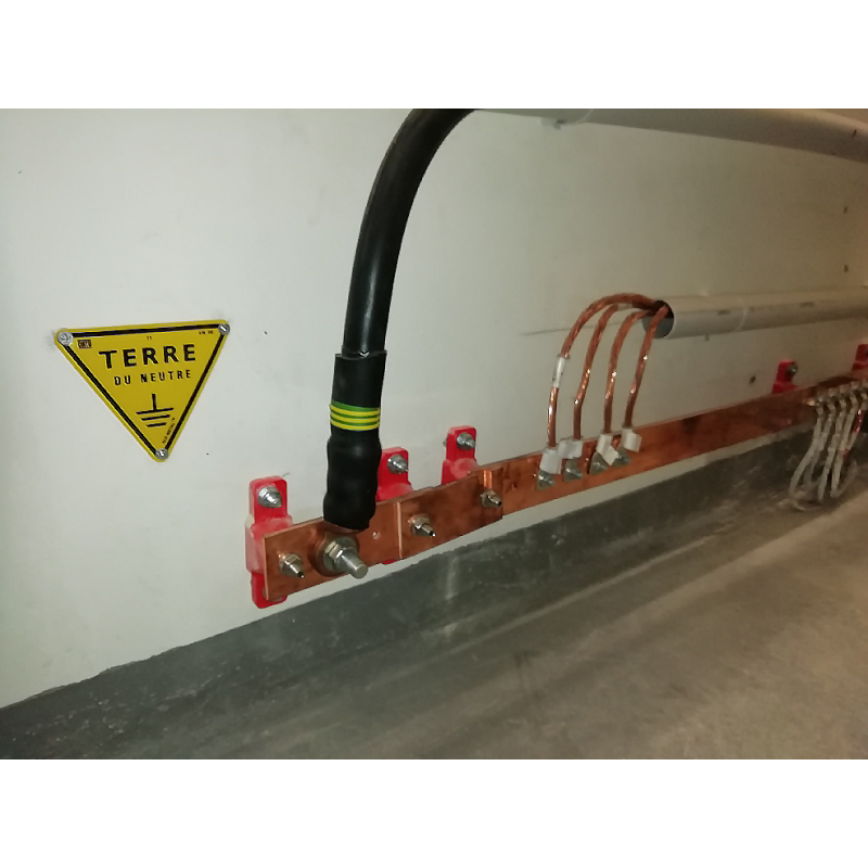 Equipotential bonding bars with integrated wall holders