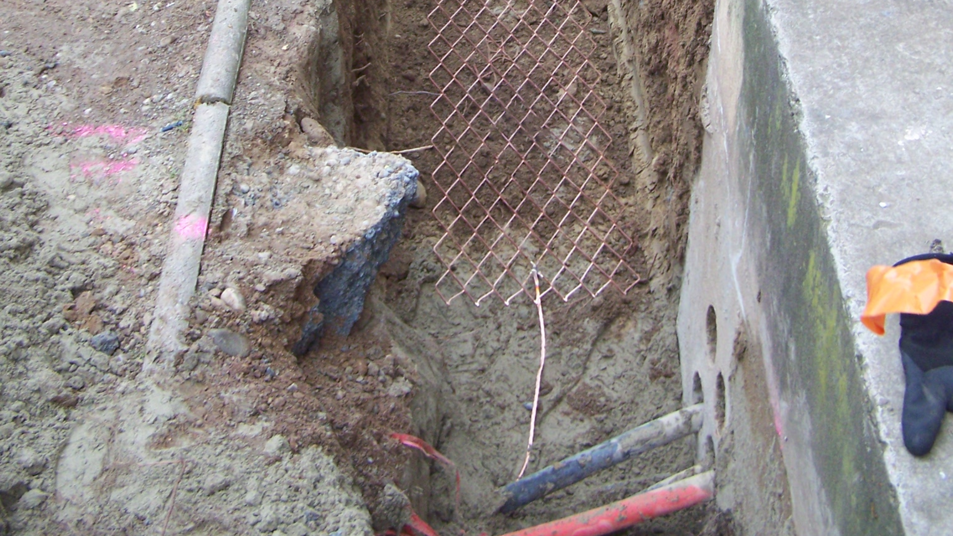 Jording via et forudmonteret jordingsgitter